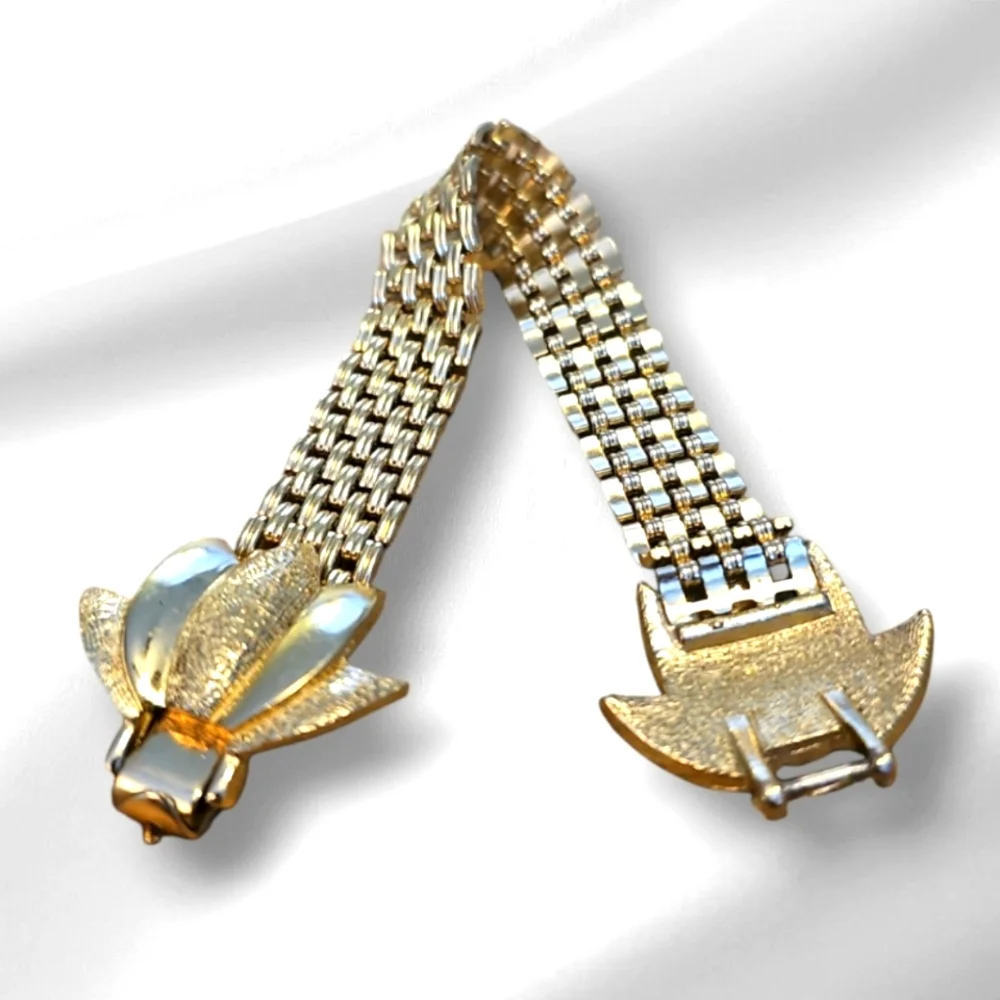 Rare Find,1960,Vintage & Charming Gold Tone Bracelet Basket Wave